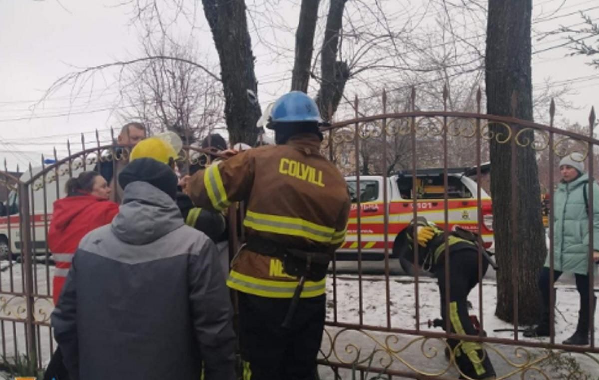На Запорожье подросток из-за гололеда напоролся на пике забора: фото спасательной операции На Запорожье подросток из-за гололеда напоролся на пике забора: фото спасательной операции