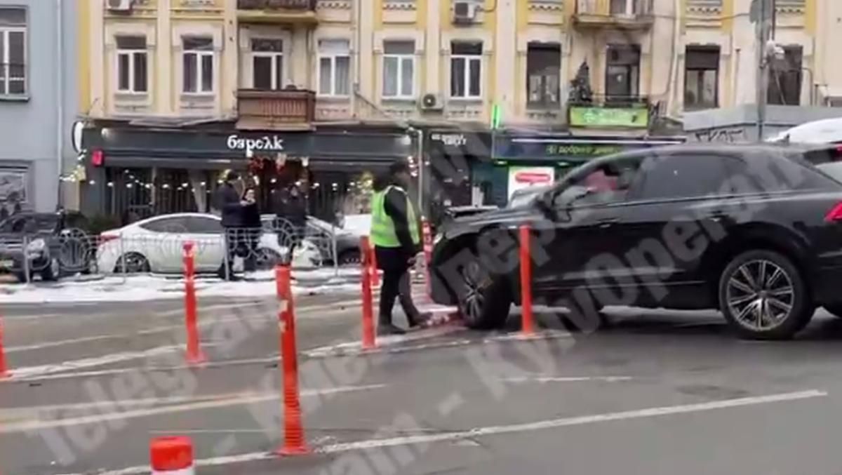Поліція та влада не справляються: у центрі Києва працюють вкрай нахабні чорні паркувальники - Київ