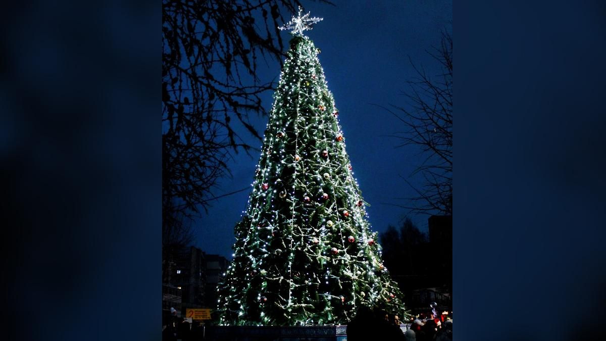 На Львівщині понищили декорації біля ялинки: вже вдруге за місяць - Львів На Львівщині понищили декорації біля ялинки: вже вдруге за місяць - Львів