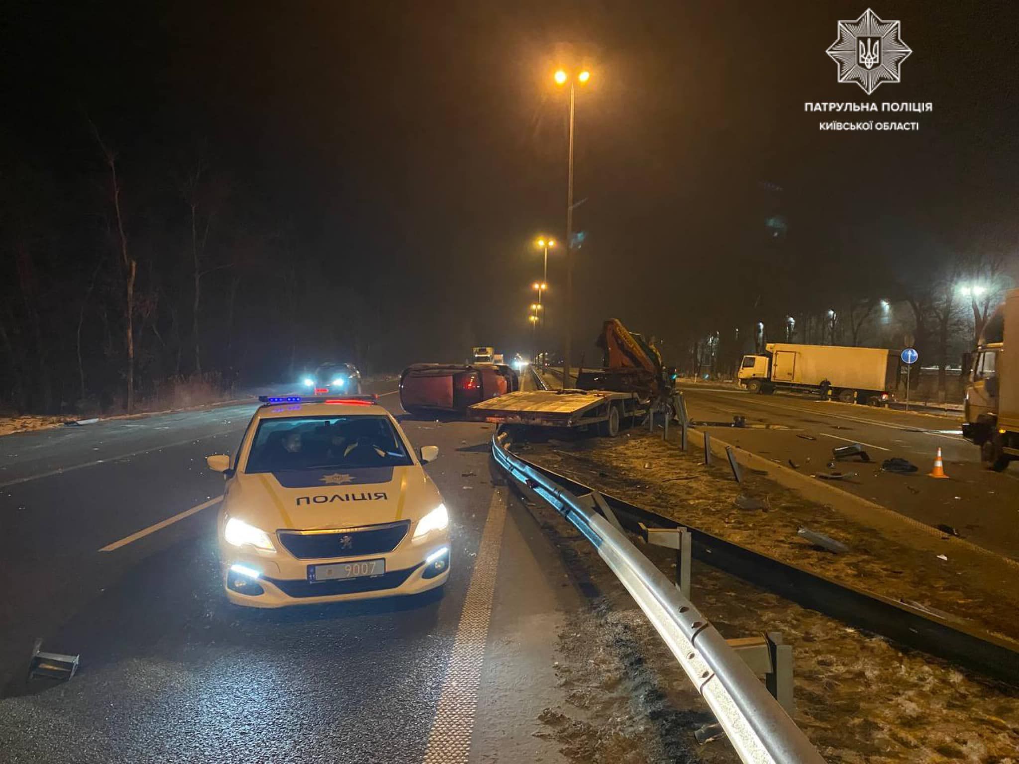 Перекрыта дорога и пострадавшие: на Киевщине столкнулись грузовик и эвакуатор