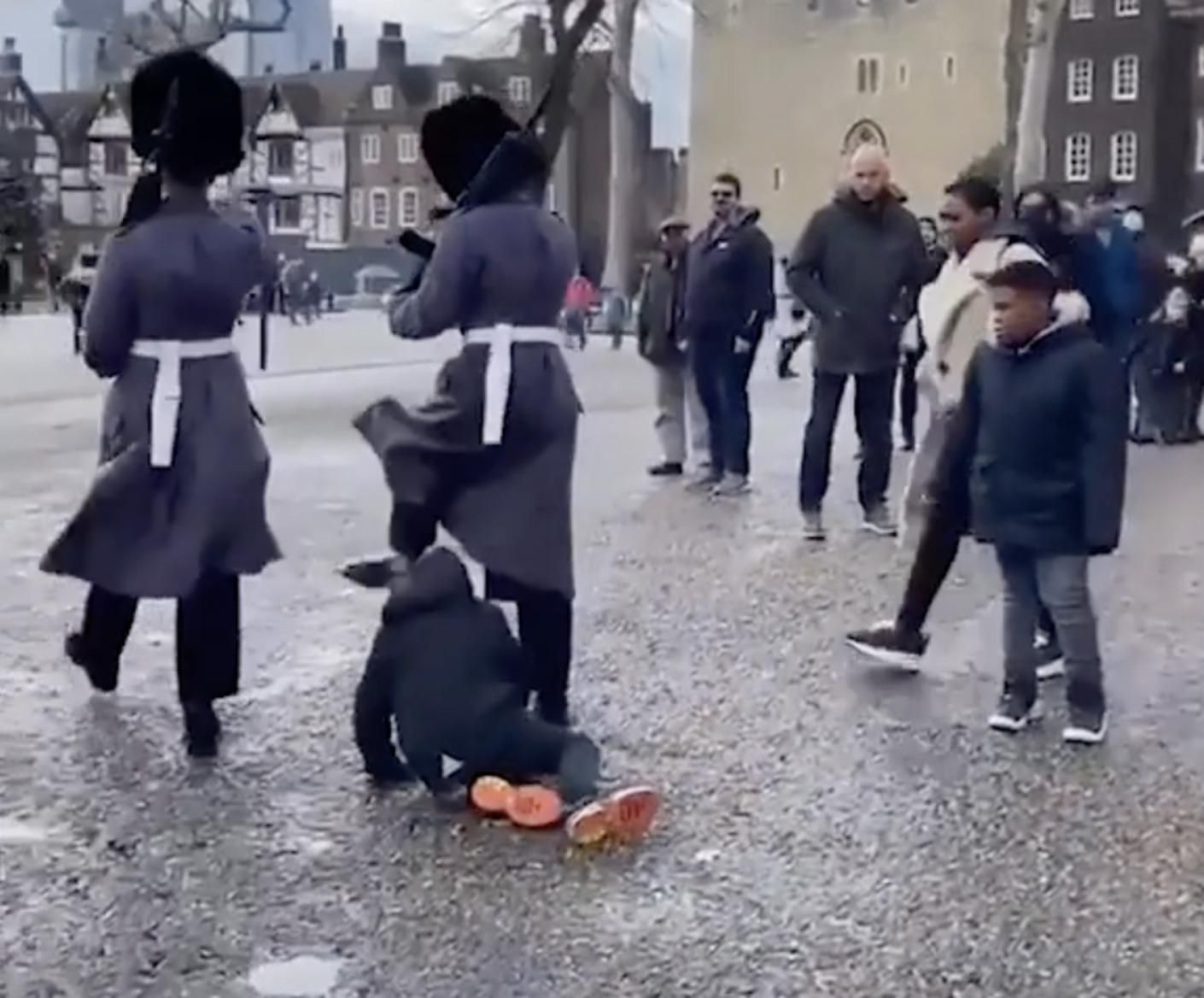 Королевский гвардиец в Лондоне сбил с ног ребенка, но продолжил шагать: видео Королевский гвардиец в Лондоне сбил с ног ребенка, но продолжил шагать: видео