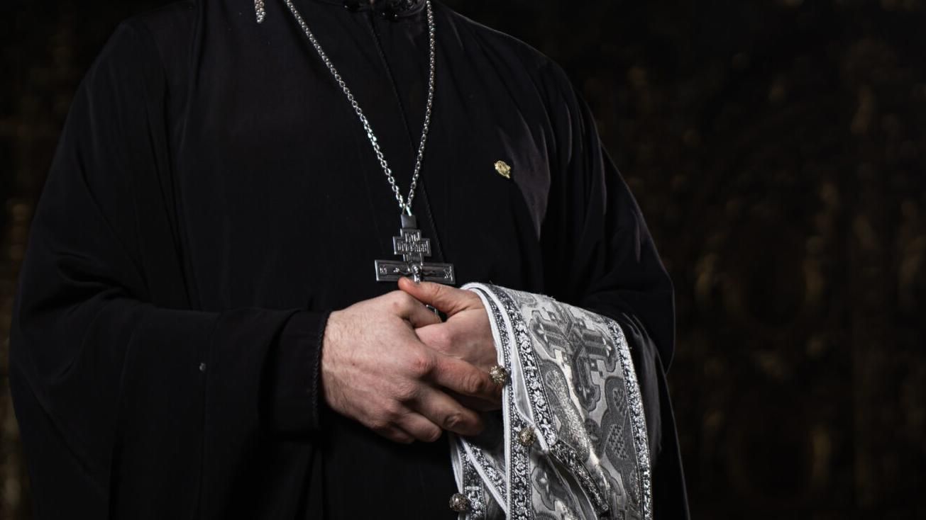 Львовского священника второй раз наказали за издевательство над женой