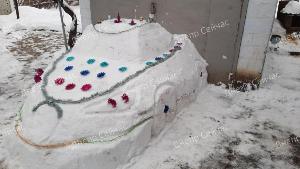 Креативный днепрянин подарил жене Bugatti из снега: атмосферные фото