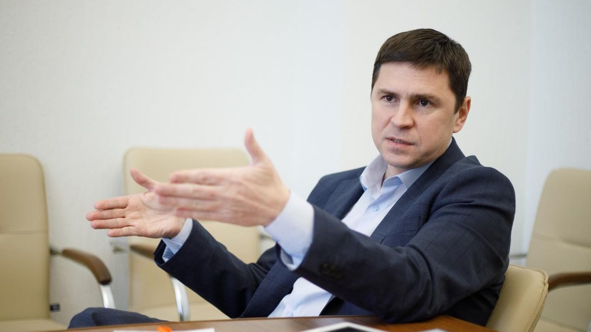 У Зеленского объяснили падение рейтинга "контртехнологиями"