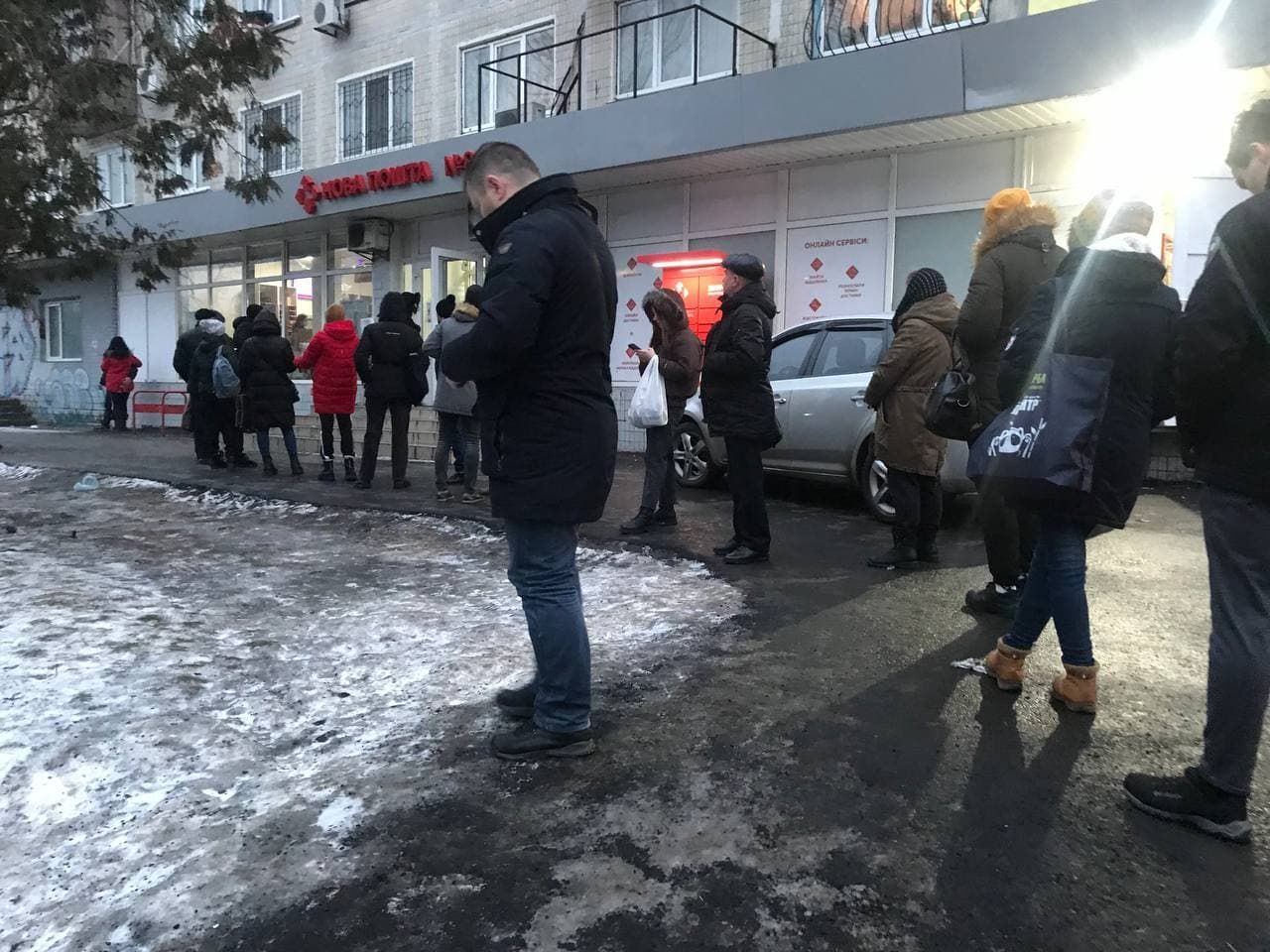 Передноворічний колапс: у Києві натовпи не можуть отримати та відправити посилки - Київ Передноворічний колапс: у Києві натовпи не можуть отримати та відправити посилки - Київ