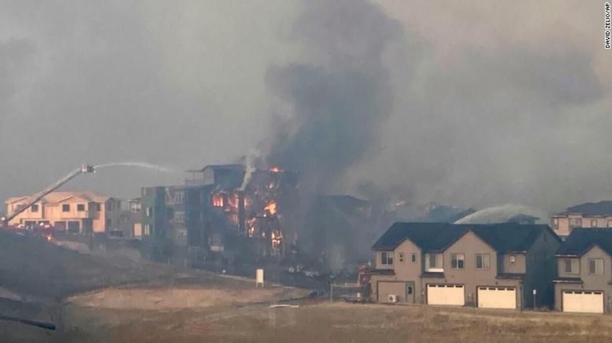 В США лесные пожары уничтожили сотни жилых домов