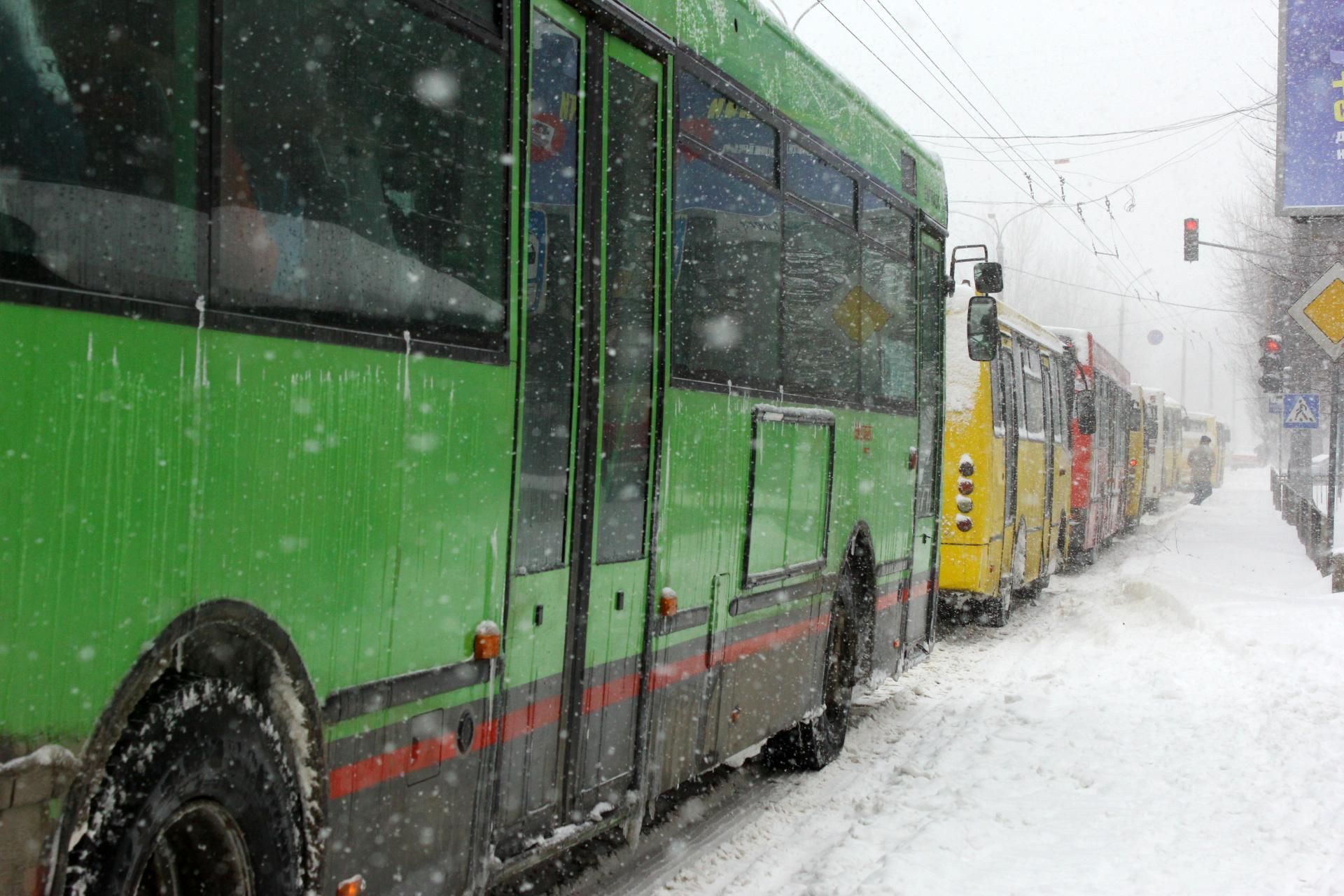 Одна суцільна автотроща: відео зі скутої ожеледицею Бориспільської траси - Головні новини - Київ Одна суцільна автотроща: відео зі скутої ожеледицею Бориспільської траси - Головні новини - Київ
