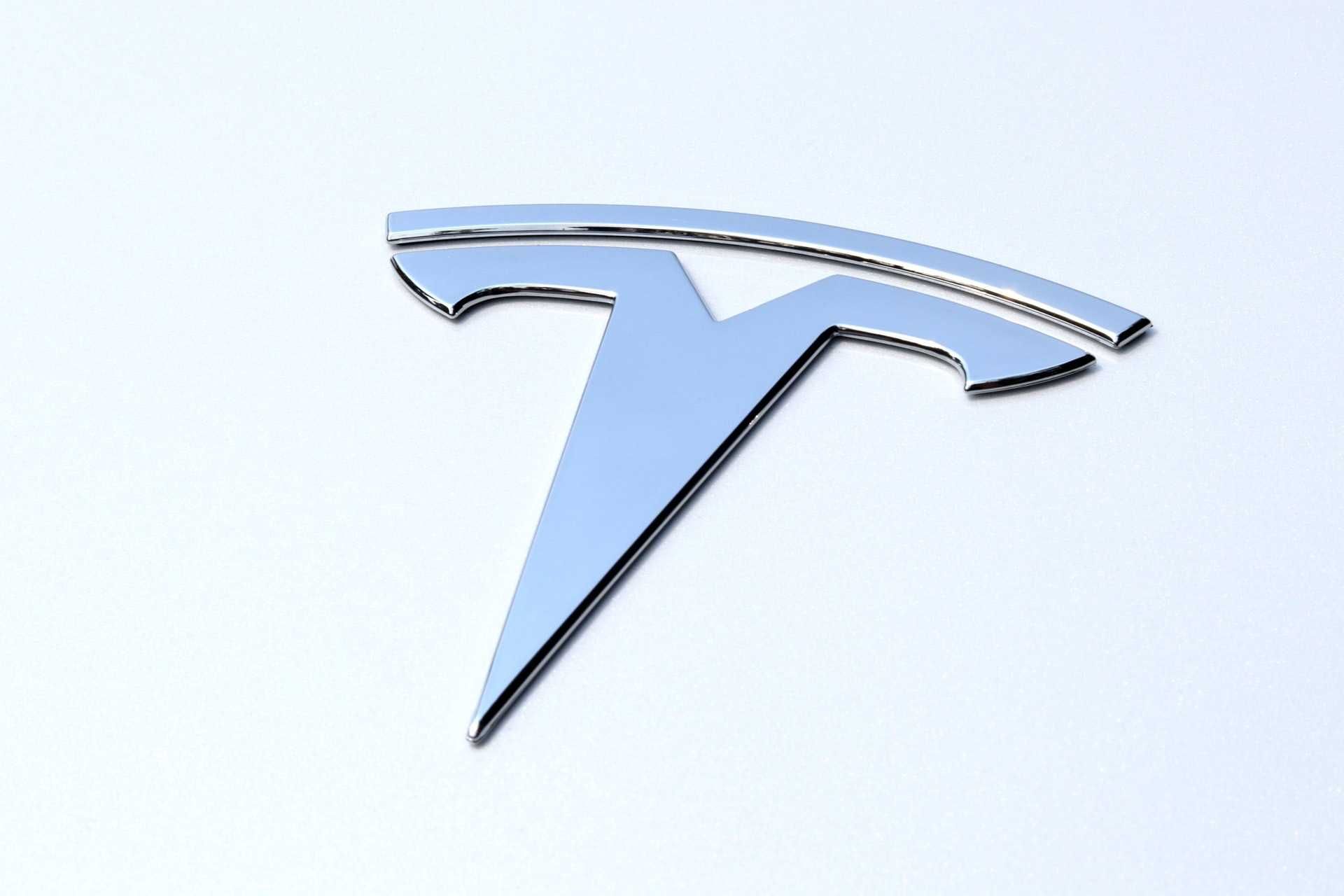 Tesla отзывает почти полмиллиона электромобилей из-за технических дефектов