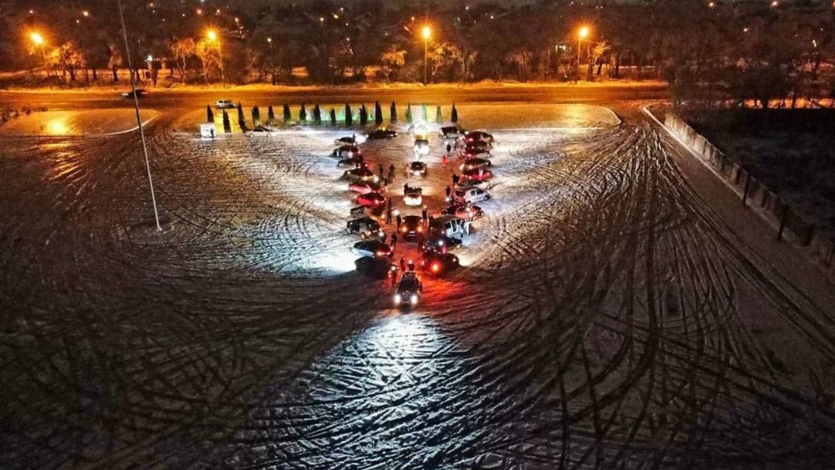 Одеські водії утворили ялинку з автомобілів: атмосферні фото й відео - Україна новини - Одеса Одеські водії утворили ялинку з автомобілів: атмосферні фото й відео - Україна новини - Одеса