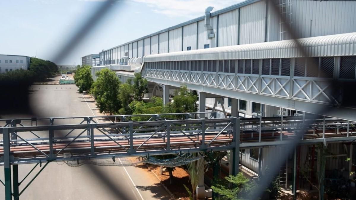 Переповнені гуртожитки, масове отруєння і протести: Apple зупиняє свій завод в Індії - Бізнес Переповнені гуртожитки, масове отруєння і протести: Apple зупиняє свій завод в Індії - Бізнес