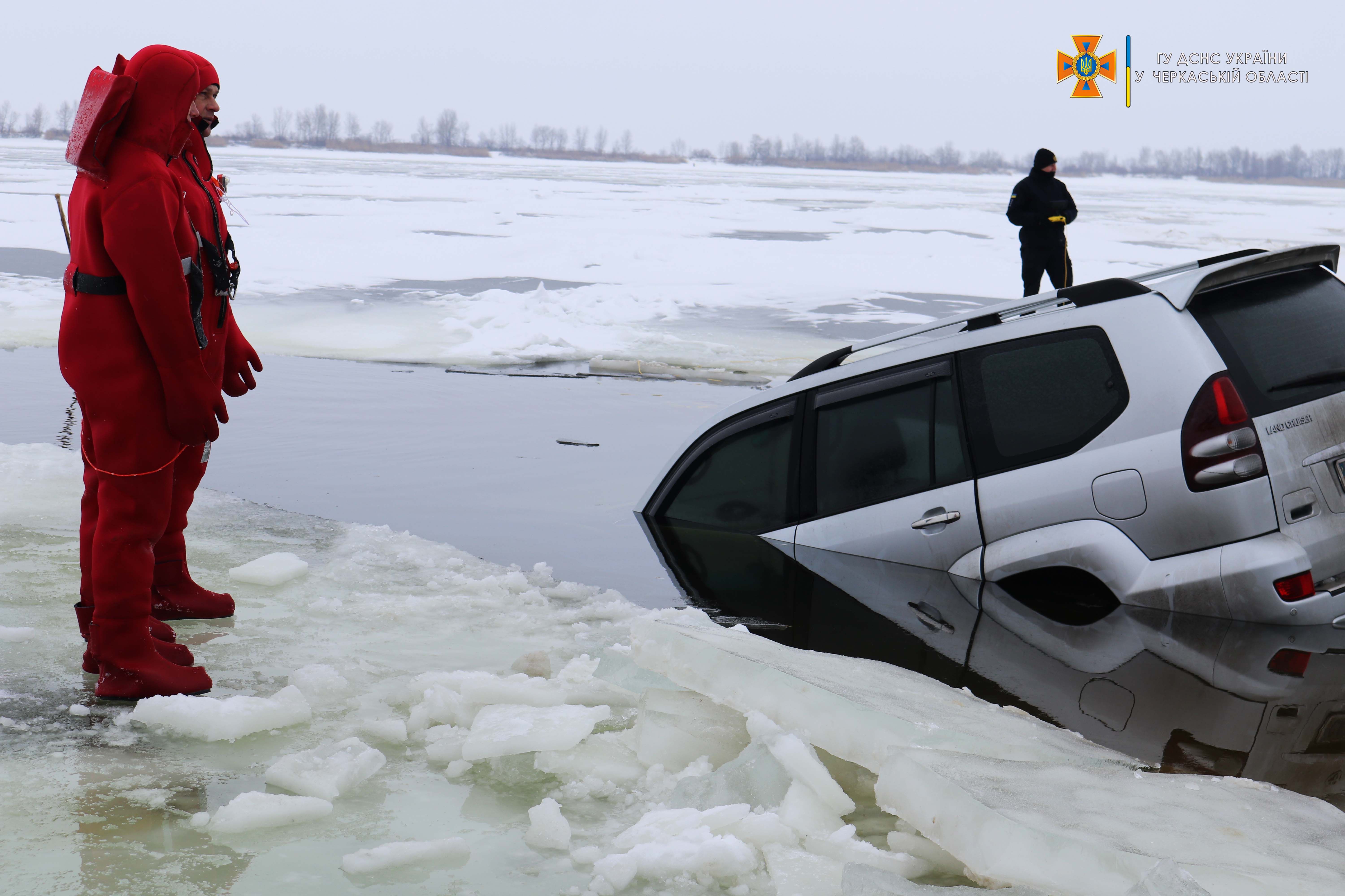 У Черкасах під лід провалилось авто з людьми: у ДСНС показали, як його діставали - Новини Черкас - 24 Канал