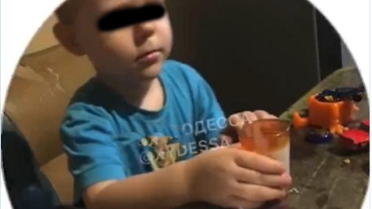 Одеситка змушувала малолітнього сина пити горілку й знімала це на відео - Новини Одеси - Одеса Одеситка змушувала малолітнього сина пити горілку й знімала це на відео - Новини Одеси - Одеса