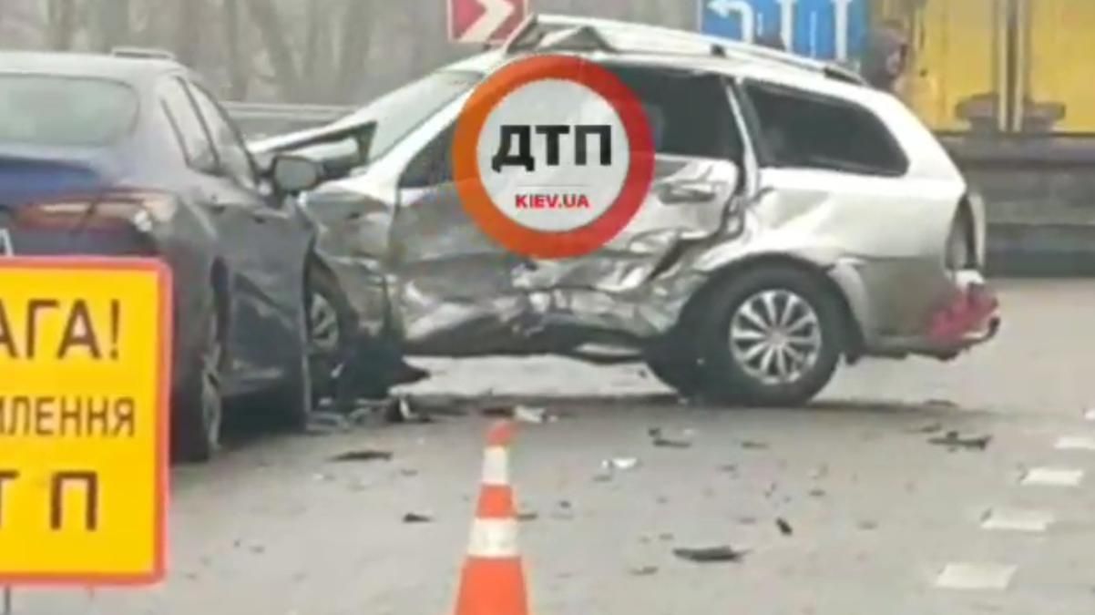 Під Києвом через ожеледь сталася масштабна аварія за участю 4 машин - Київ Під Києвом через ожеледь сталася масштабна аварія за участю 4 машин - Київ