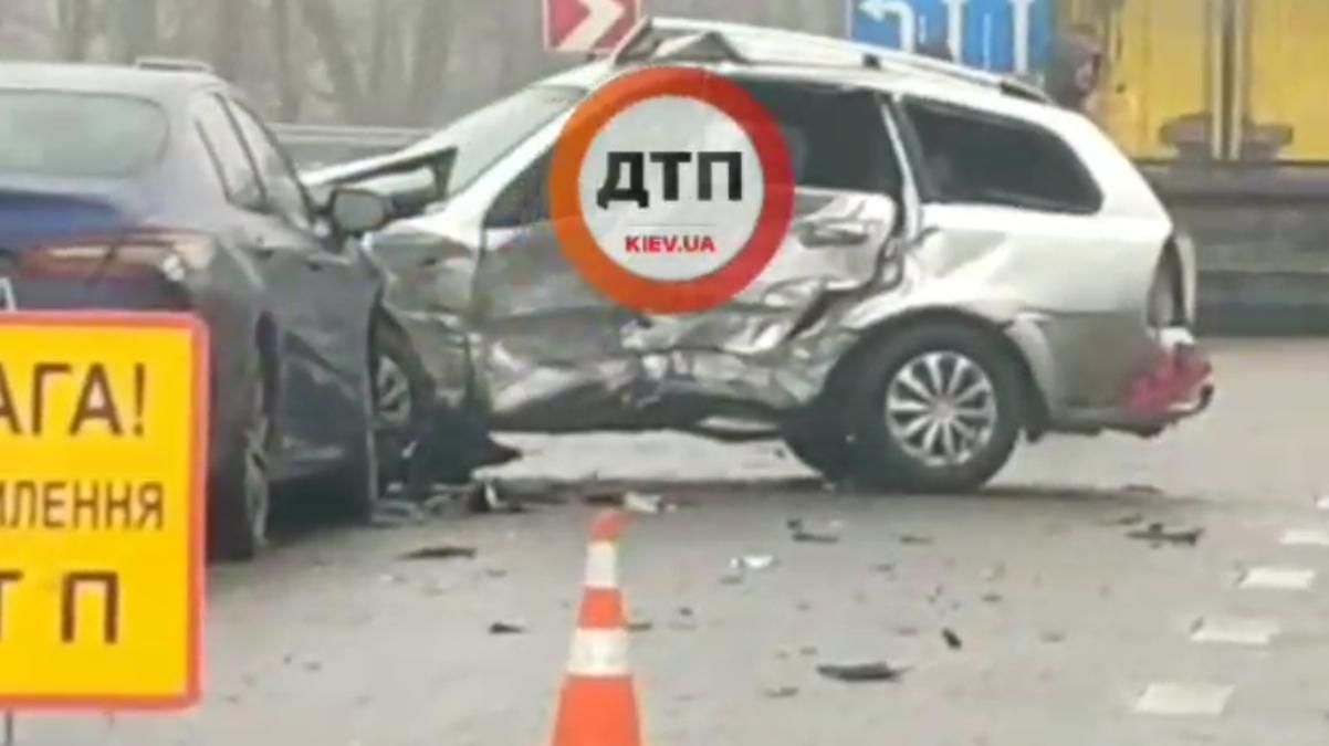 Под Киевом из-за гололеда произошла масштабная авария с участием 4 машин