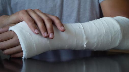 Приложили холодную рыбу: ученица на уроке физкультуры сломала руку в двух местах