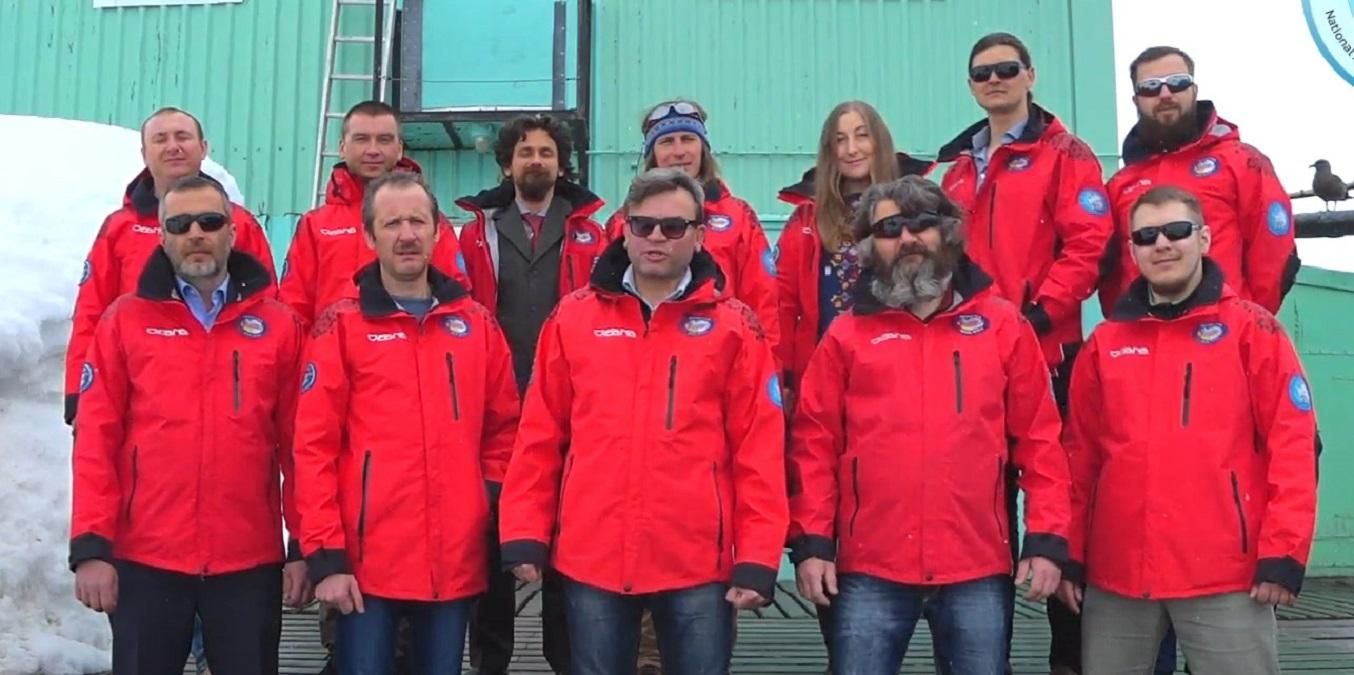 Полярники "Академика Вернадского" поздравили с новогодними праздниками: трогательное видео Полярники "Академика Вернадского" поздравили с новогодними праздниками: трогательное видео