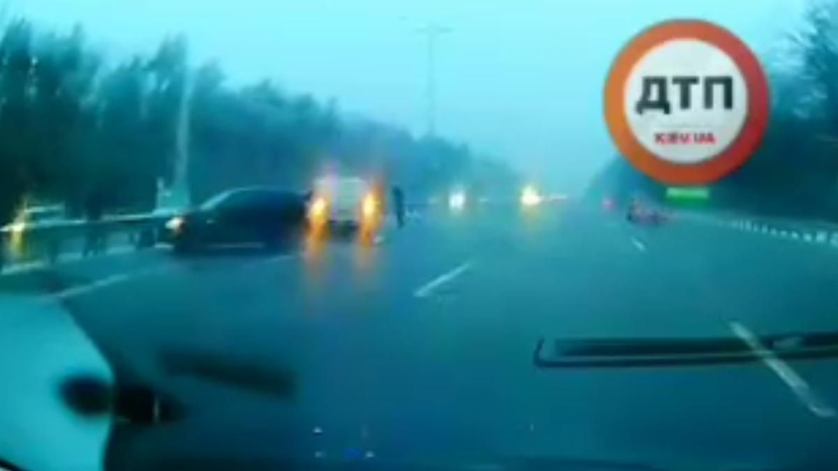 Патрульные протаранили машины на месте масштабной аварии под Киевом