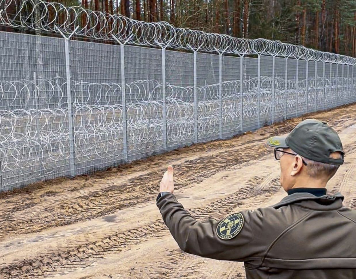 Литва закрывает границу с Беларусью колючей проволокой и ограждениями: в сети показали фото Литва закрывает границу с Беларусью колючей проволокой и ограждениями: в сети показали фото