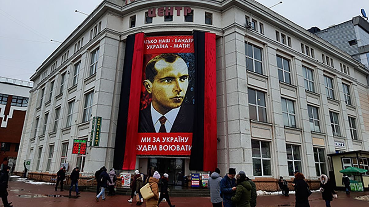 Вслед за Тернополем: в Хмельницком вывесили огромный баннер с Бандерой Вслед за Тернополем: в Хмельницком вывесили огромный баннер с Бандерой