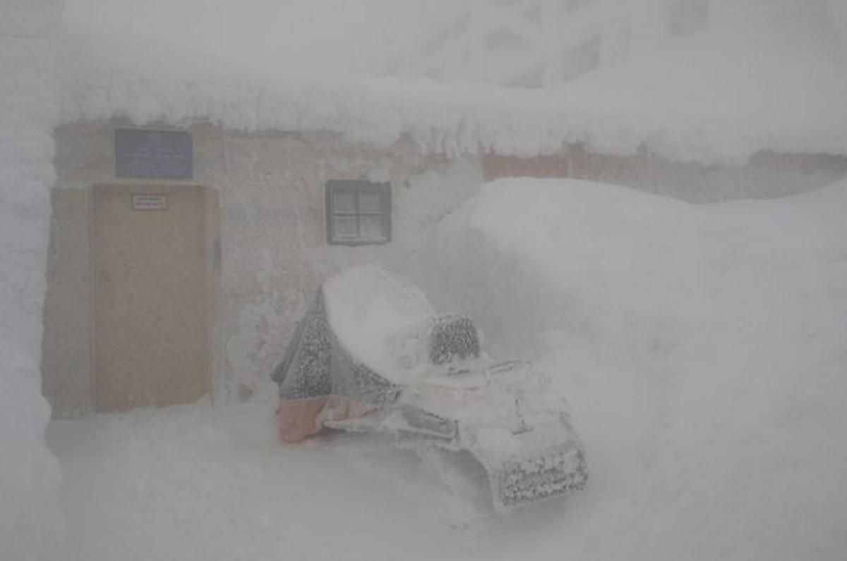 В первый день года Карпаты в снегу и тумане: есть угроза схода лавин В первый день года Карпаты в снегу и тумане: есть угроза схода лавин