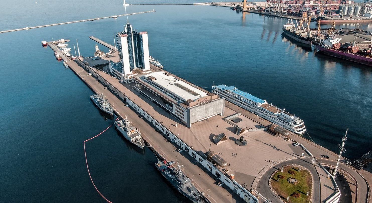 Украина закрыла порты для российских кораблей Украина закрыла порты для российских кораблей