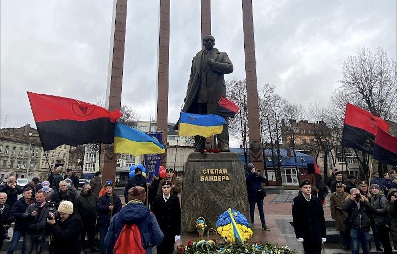 Львів'яни вшанували пам'ять Бандери у його день народження: фото з місця події - Львів