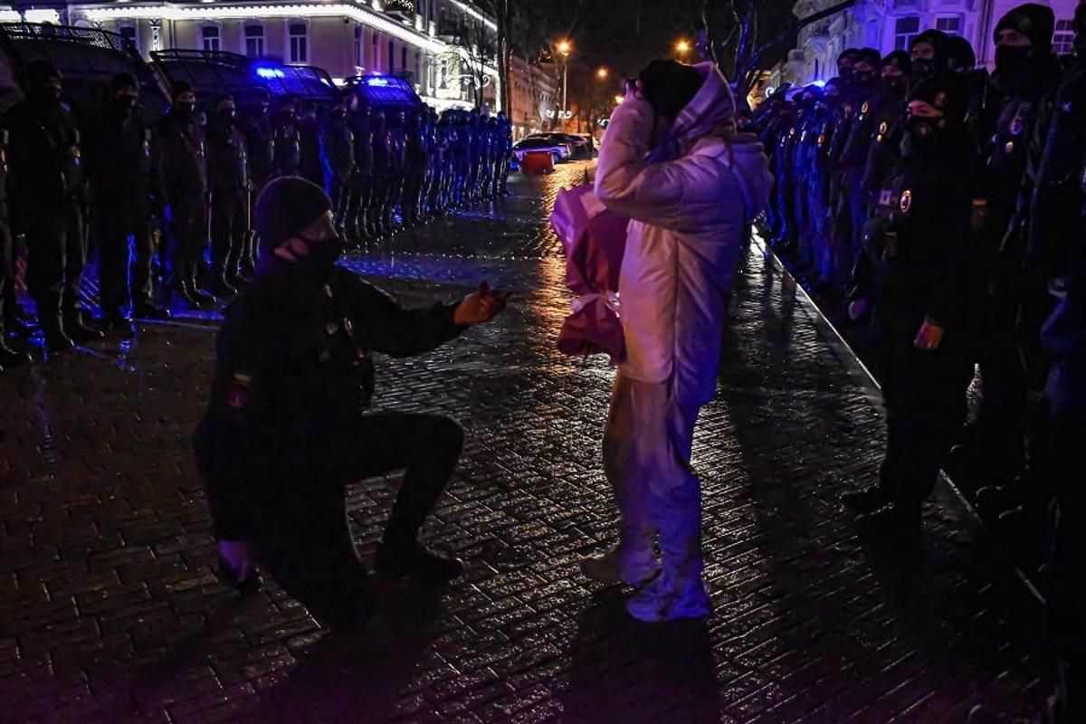 В Одессе нацгвардеец сделал предложение своей девушке в новогоднюю ночь