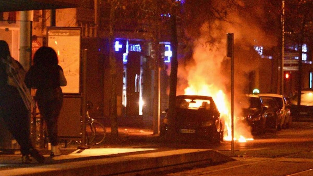 Во франции сожгли машины Во франции сожгли машины