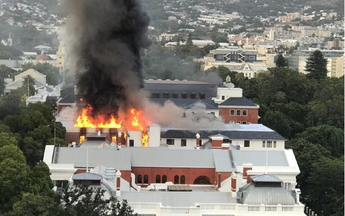 В Кейптауне горит здание парламента ЮАР В Кейптауне горит здание парламента ЮАР