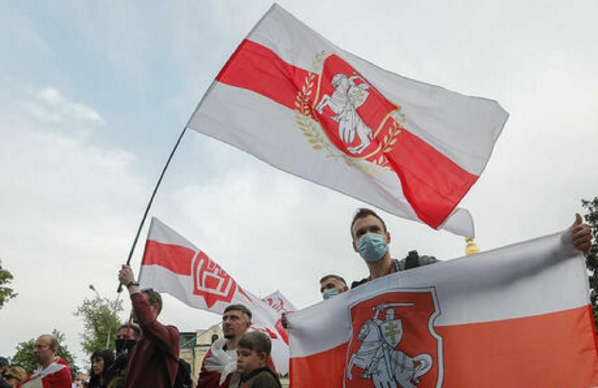 Уже почти 1 000: количество политзаключенных в Беларуси продолжает расти
