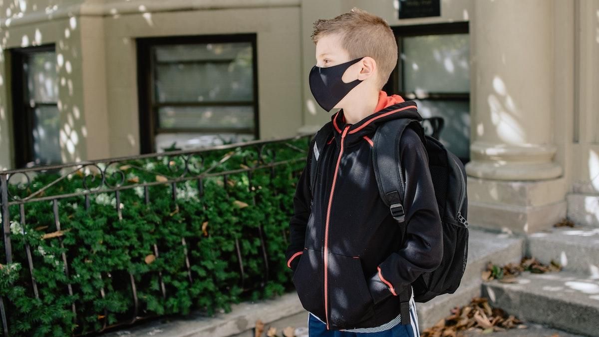 Через Омікрон: англійських учнів зобов'яжуть відвідувати школу в масках - 24 Канал Через Омікрон: англійських учнів зобов'яжуть відвідувати школу в масках - 24 Канал