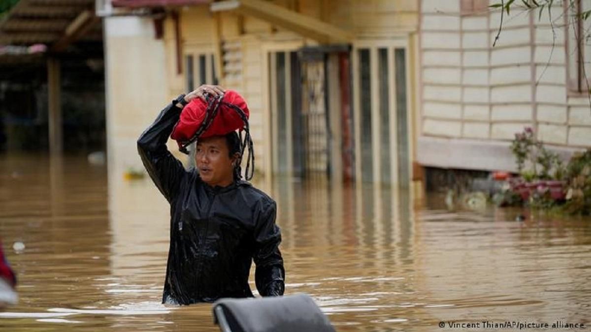 Малайзія потерпає від повеней: щонайменше 50 людей загинули, тисячам довелось евакуюватись - 24 Канал