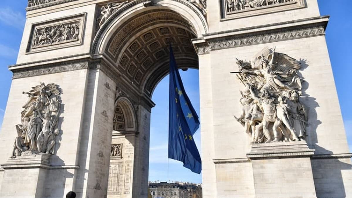 З Тріумфальної арки у Парижі зняли прапор ЄС: із чим це пов'язано - 24 Канал З Тріумфальної арки у Парижі зняли прапор ЄС: із чим це пов'язано - 24 Канал