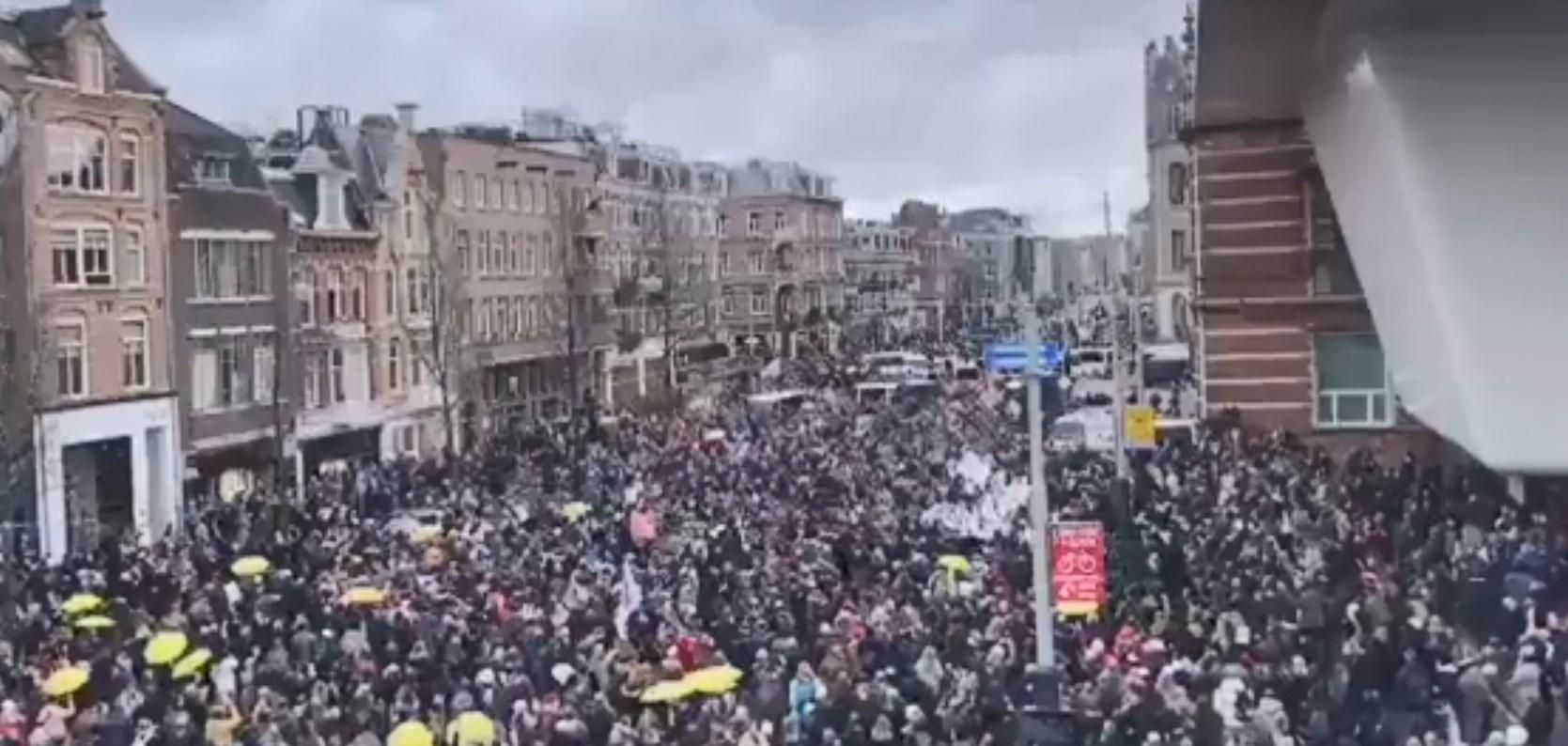 В Амстердаме произошли столкновения полиции с антивакцинаторами: есть пострадавшие