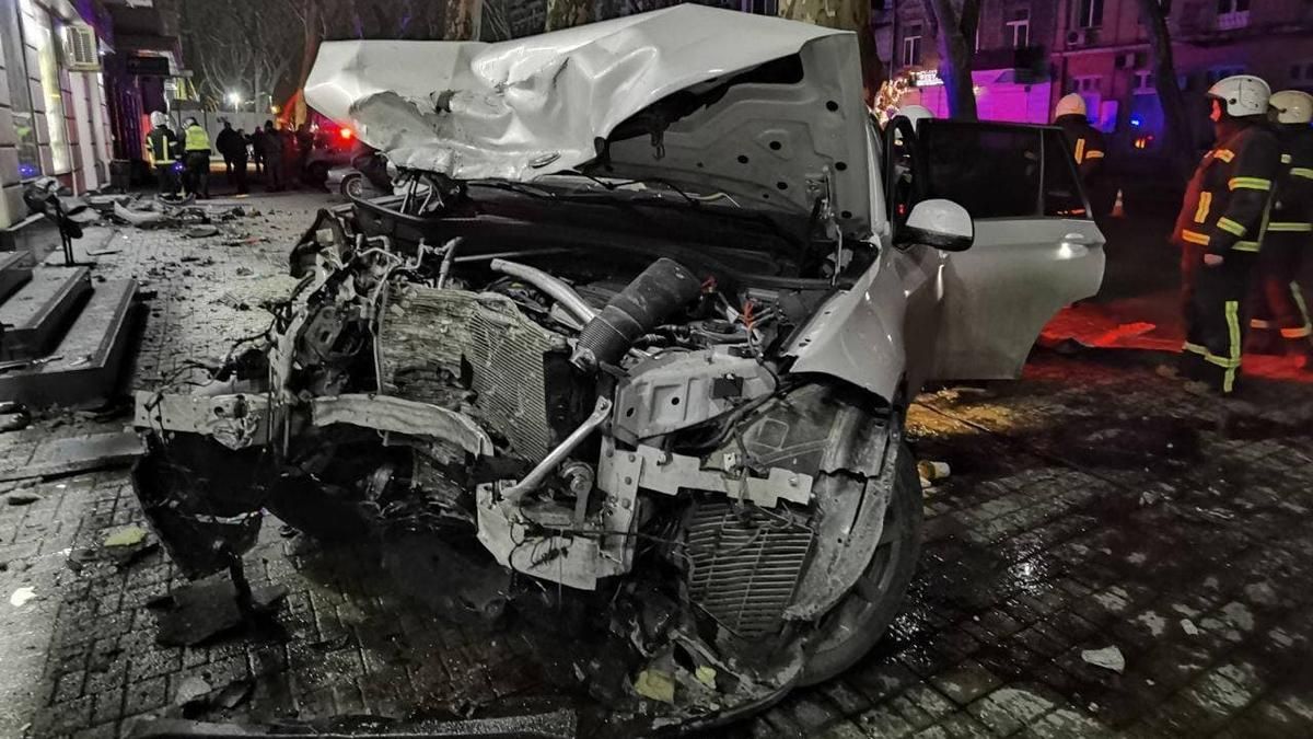 Пьяный одессит на BMW на огромной скорости разнес несколько машин и сбил две электроопоры