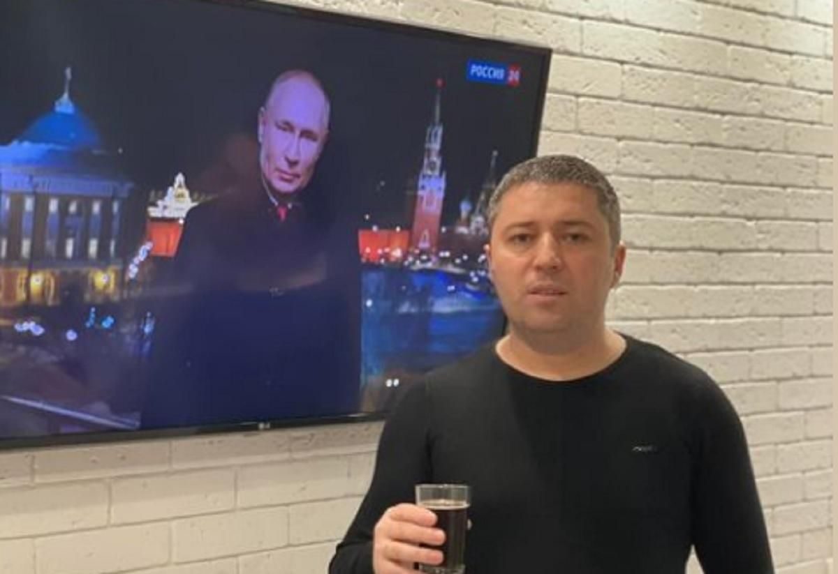 В Одесской области депутат "похвастался" фото на фоне новогоднего поздравления Путина В Одесской области депутат "похвастался" фото на фоне новогоднего поздравления Путина