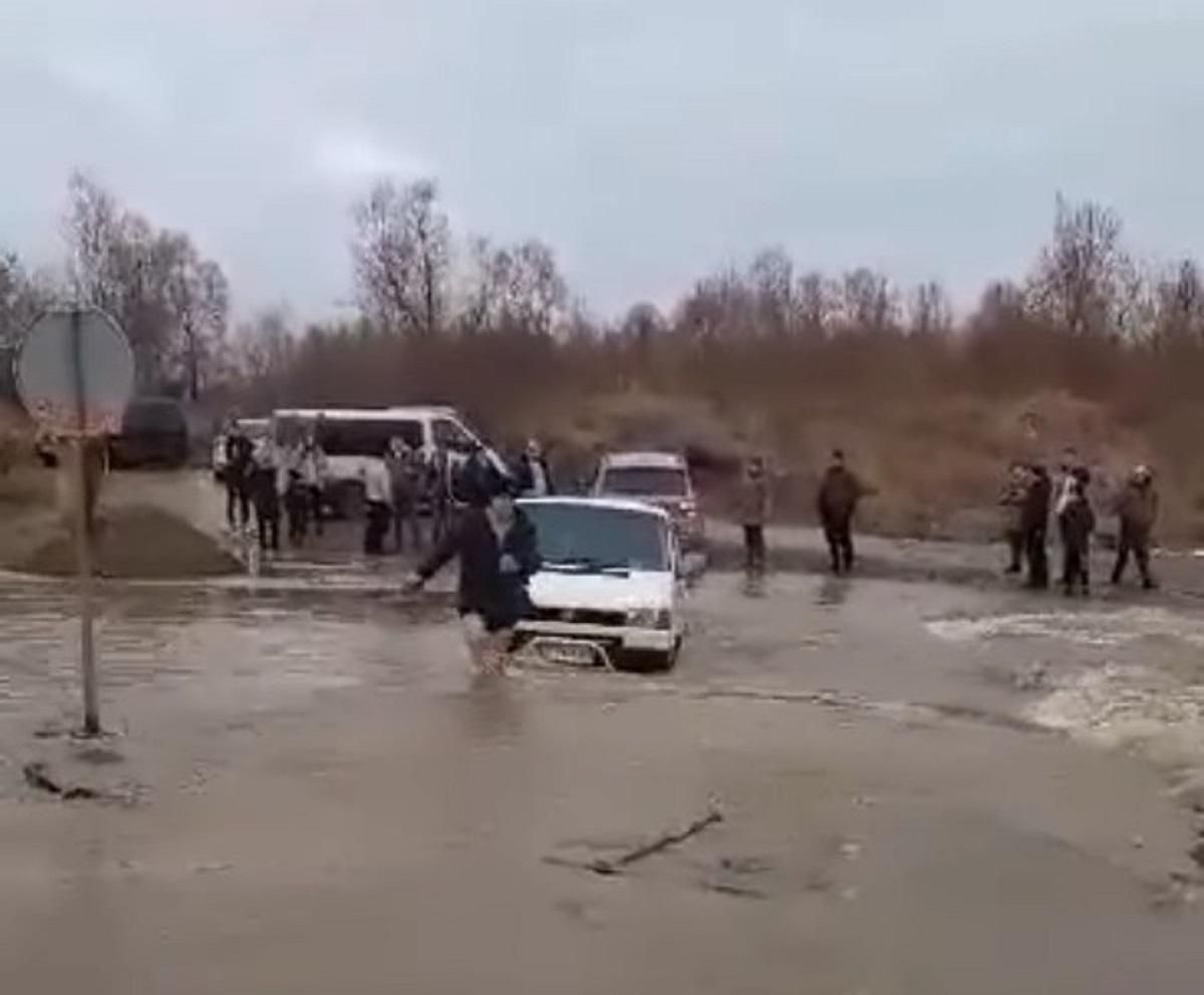 На Буковині затопило переправу: авто застрягли посеред річки - Свіжі новини Чернівців - 24 Канал