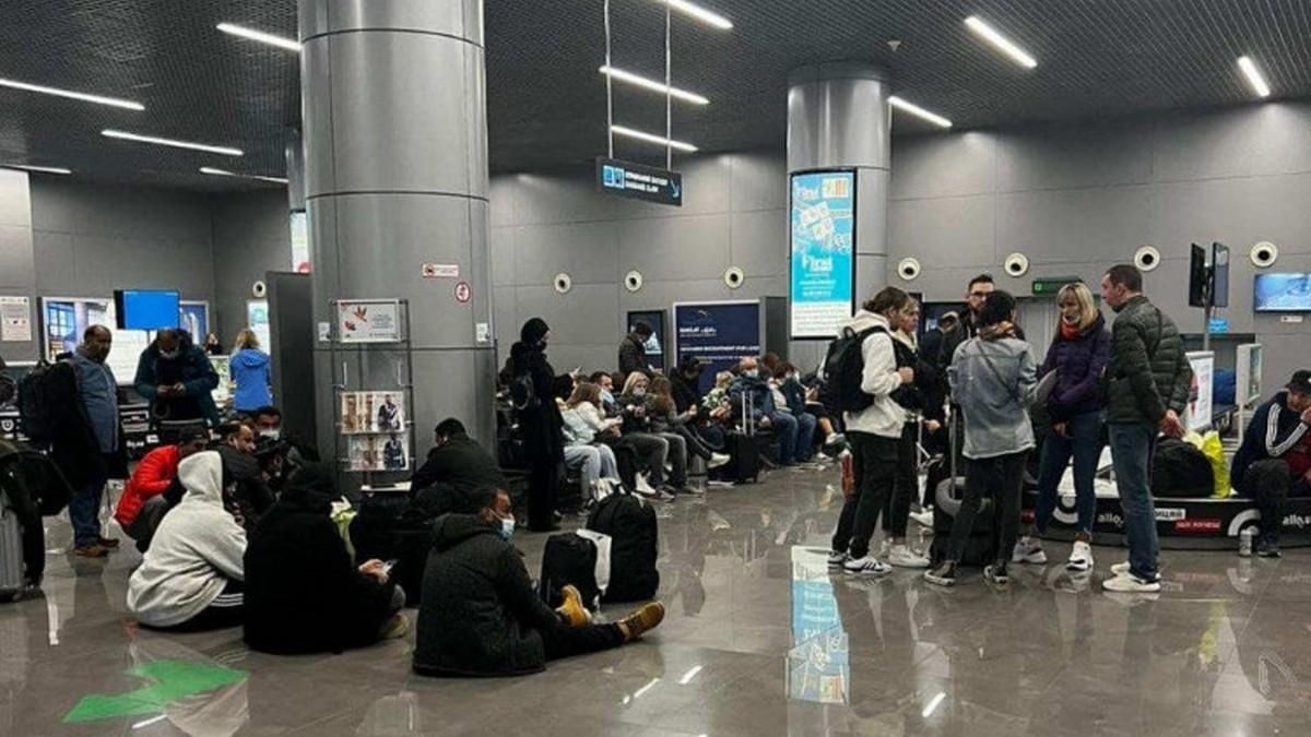 Пассажиры рейса Одесса-Абу-Даби всю ночь провели в аэропорту из-за поломки бортового компьютера