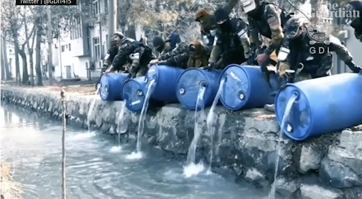 Таліби вилили понад три тонни алкоголю в річку у Кабулі: епічне відео - Україна новини - 24 Канал Таліби вилили понад три тонни алкоголю в річку у Кабулі: епічне відео - Україна новини - 24 Канал