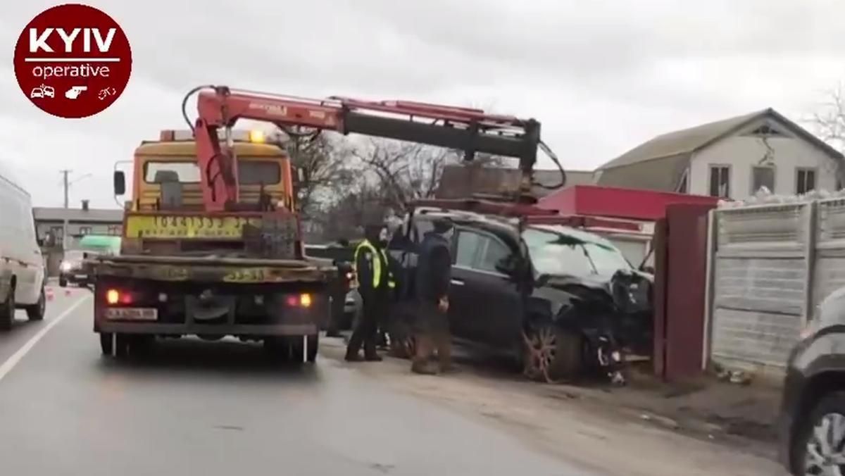 Під Києвом водій позашляховика розбив машину о паркани двох будинків - Київ