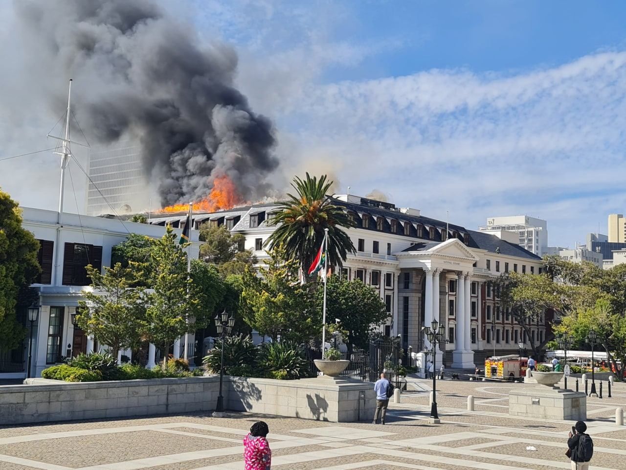 Пожежа у будівлі парламенту ПАР не вщухає: затримали підозрюваного у підпалі - 24 Канал