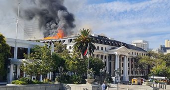 Масштабна пожежа у будівлі парламенту ПАР не вщухає: затримали підозрюваного у підпалі