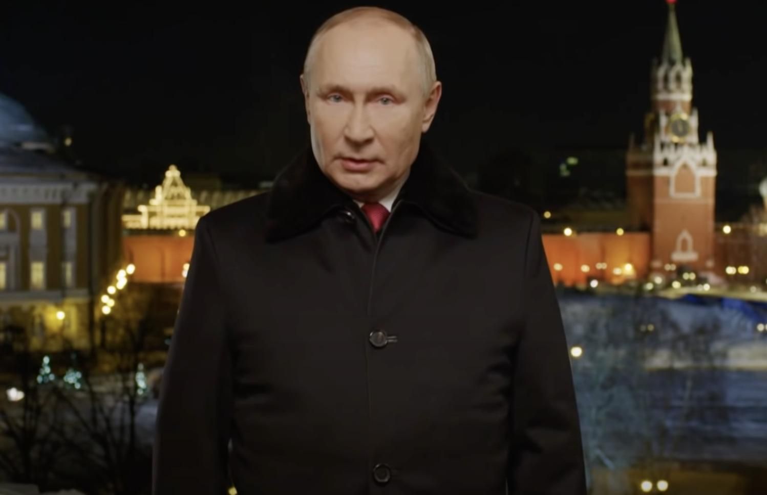 "Жирок или бронежилет": в сети высмеяли странный вид Путина в новогоднем поздравлении "Жирок или бронежилет": в сети высмеяли странный вид Путина в новогоднем поздравлении