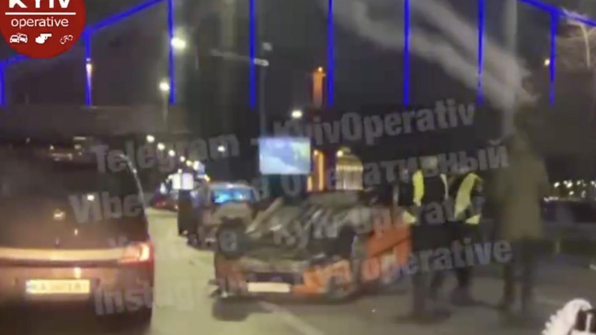 У центрі Києва автомобіль перекинувся прямо під час руху: відео "гонки" - Україна новини - Київ