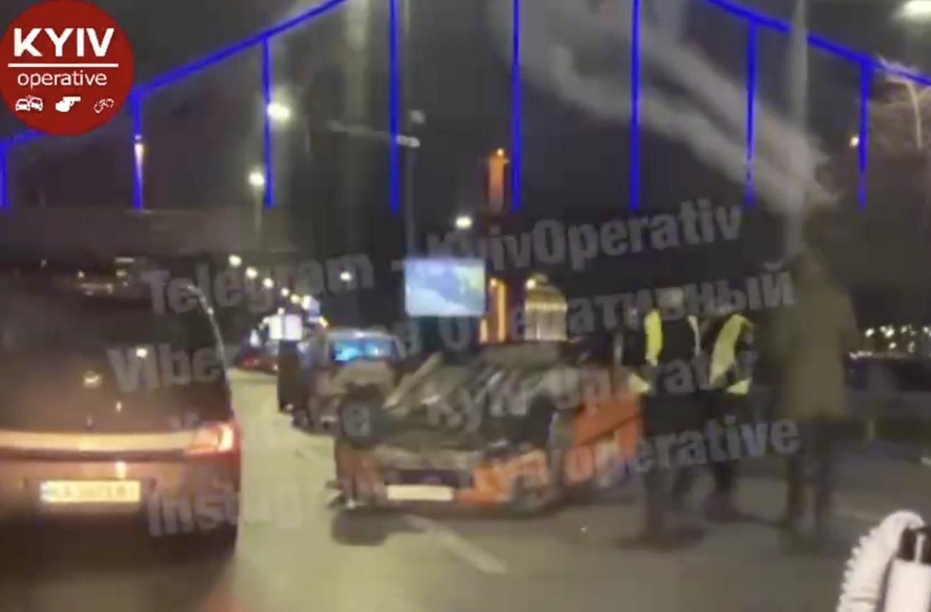 В центре Киева автомобиль перевернулся прямо во время движения: видео "гонки"