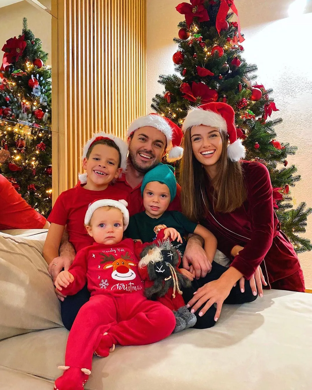 Сім'я Григорія Решетника біля ялинки Сім'я Григорія Решетника біля ялинки