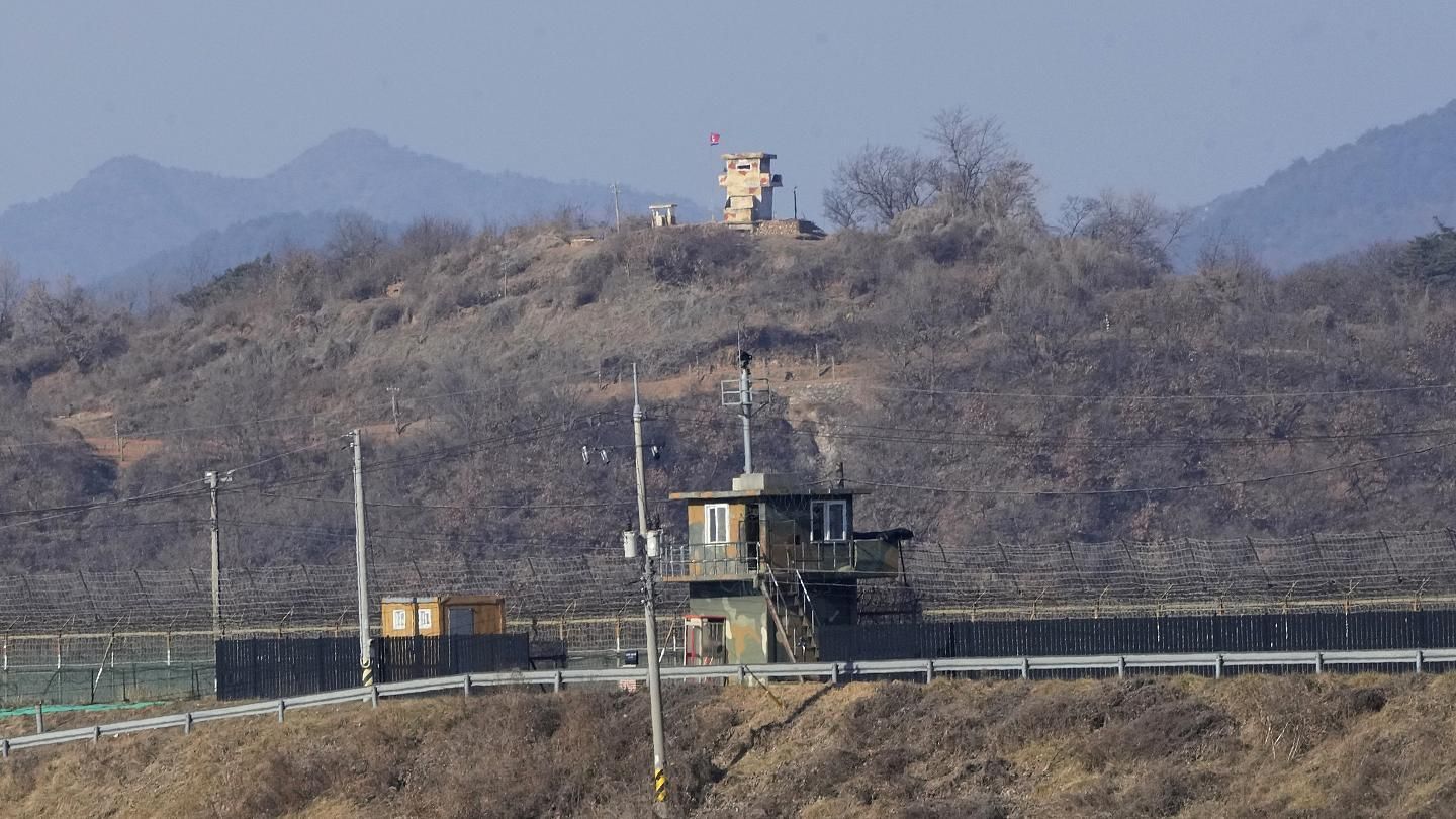 Чоловік, який втік до КНДР, був перебіжчиком звідти, – Міноборони Південної Кореї - 24 Канал