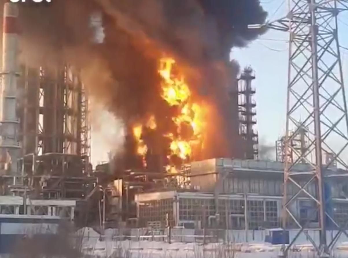 В России произошел масштабный пожар на нефтеперерабатывающем заводе: видео с места происшествия В России произошел масштабный пожар на нефтеперерабатывающем заводе: видео с места происшествия