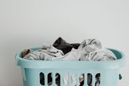 Спасаем одежду, которая окрасилась во время стирки: способы очистки белого и цветного наряда