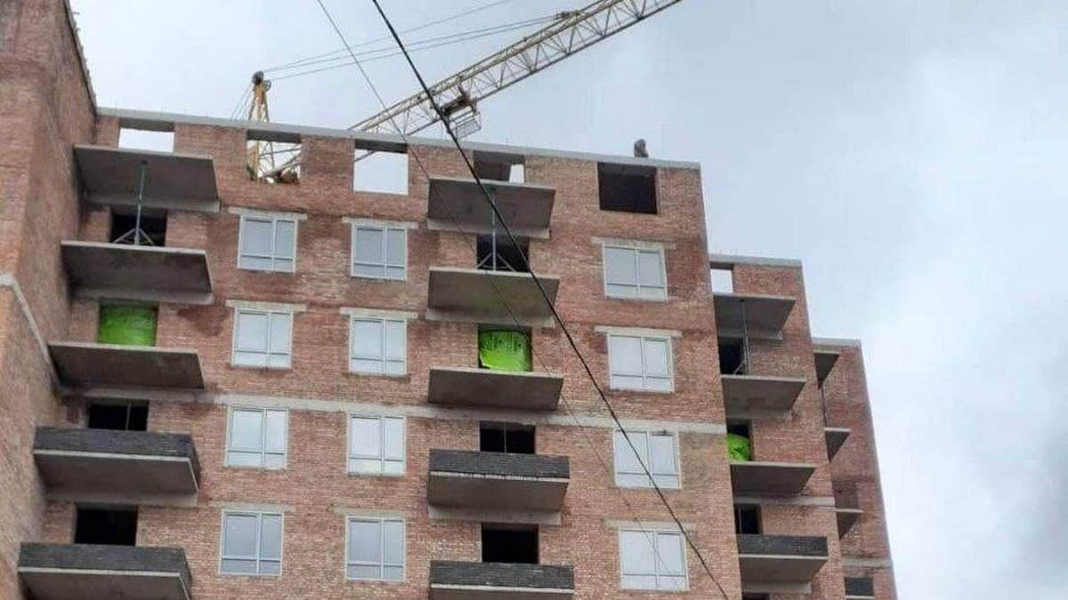 В Житомирі на автомобіль з людиною впала будівельна конструкція - Новини Житомир - 24 Канал В Житомирі на автомобіль з людиною впала будівельна конструкція - Новини Житомир - 24 Канал